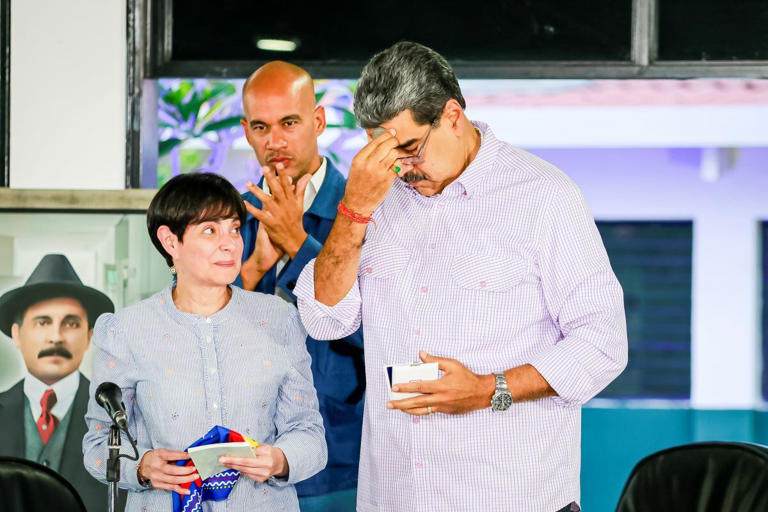 El presidente de Venezuela, Nicolás Maduro (der), en un acto de gobierno este miércoles, en Caracas. FOTO: EFE