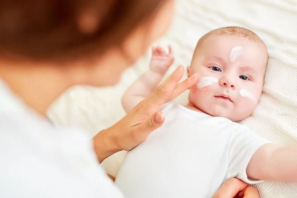 Bahaya Penggunaan Bedak Tabur pada Bayi yang Sering Diabaikan 3 AA1P0kVC