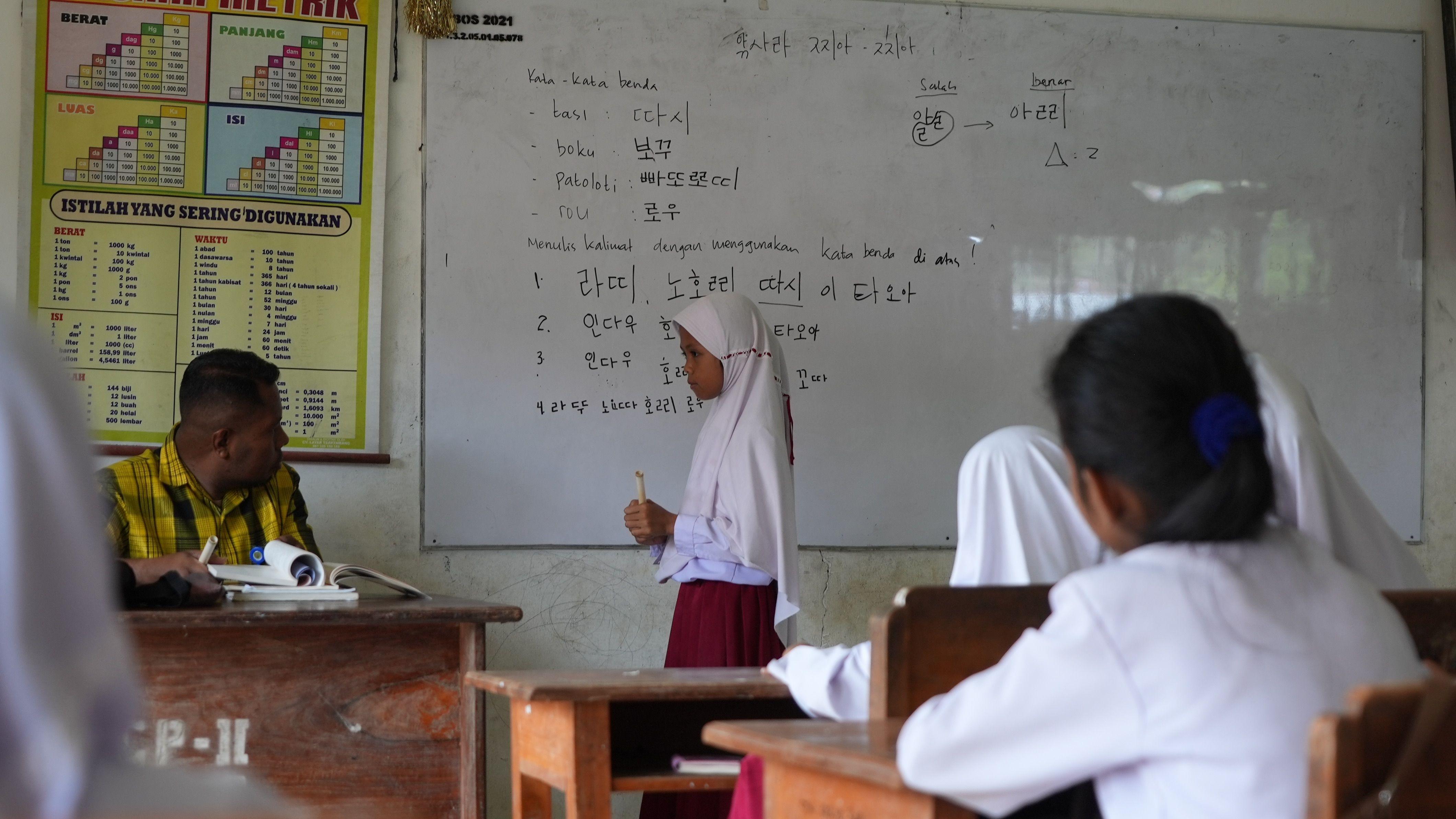 Kampung di Buton meminjam aksara Korea demi lestarikan bahasa Cia-Cia yang terancam punah – Berhasilkah mereka? 7 AA1P0kkD