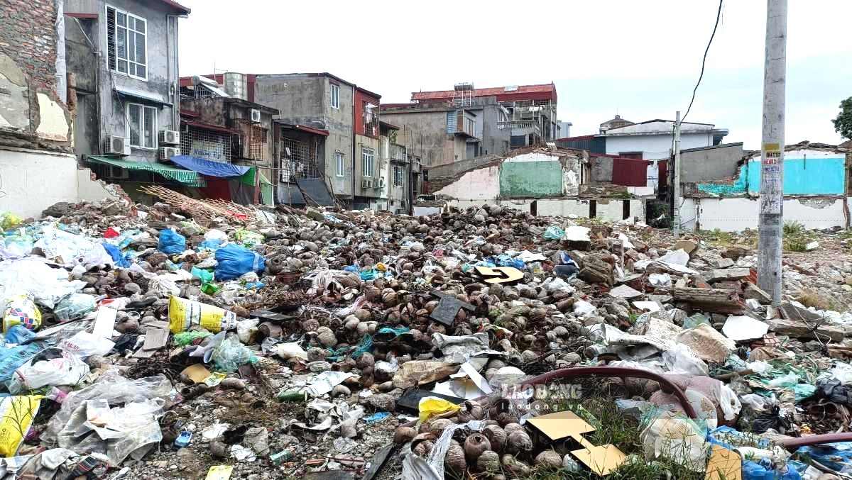 Rác ngổn ngang trong khu chung cư đang giải tỏa ở Hải Phòng