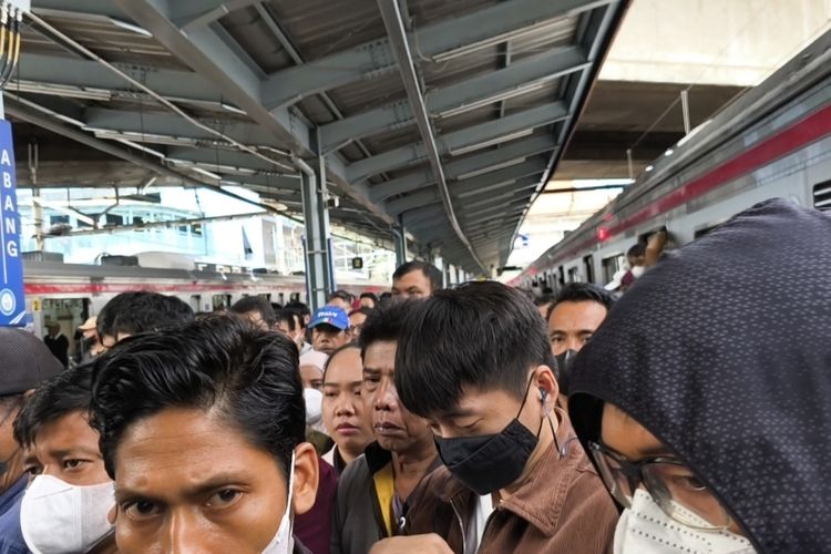Pagi Mencekik di KRL Green Line: Gerbong Sesak, Napas Terengah Terimpit Waktu