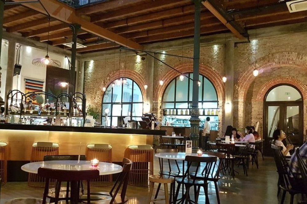 7 Resto and Bar di Semarang yang Cozy dengan Suasana Mewah 4 AA1P0tey