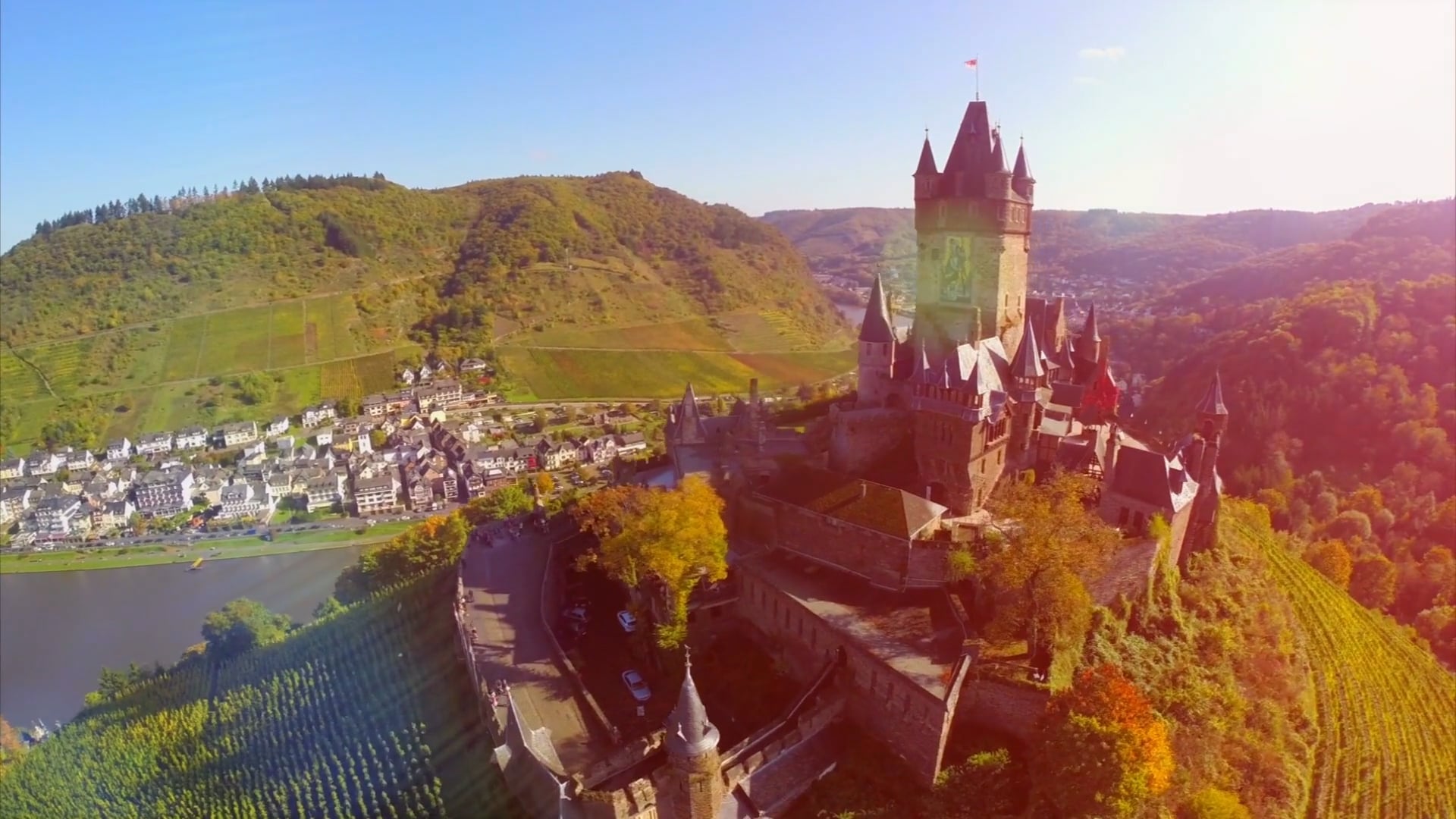 Cochem: Drooni tutkii saksalaista kaupunkia Moselin laaksossa