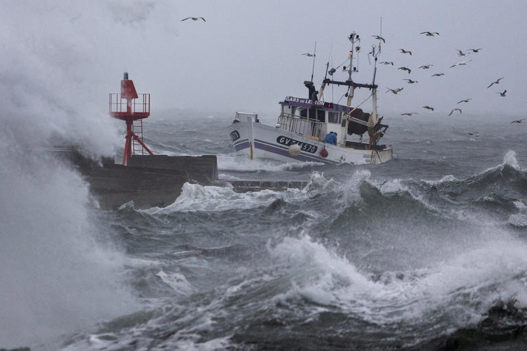 Storm Benjamin: Flood alerts and travel chaos as 55mph winds to hit UK