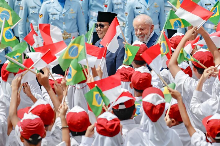 Presidente da República, Luiz Inácio Lula da Silva, com o presidente da Indonésia, Prabowo Subianto, durante cerimônia oficial de chegada ao Palácio Merdeka. Palácio Merdeka – Jacarta (Indonésia) Foto: Ricardo Stuckert
