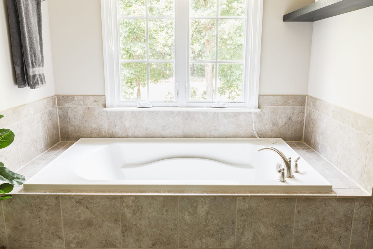 How to clean bathtub stains