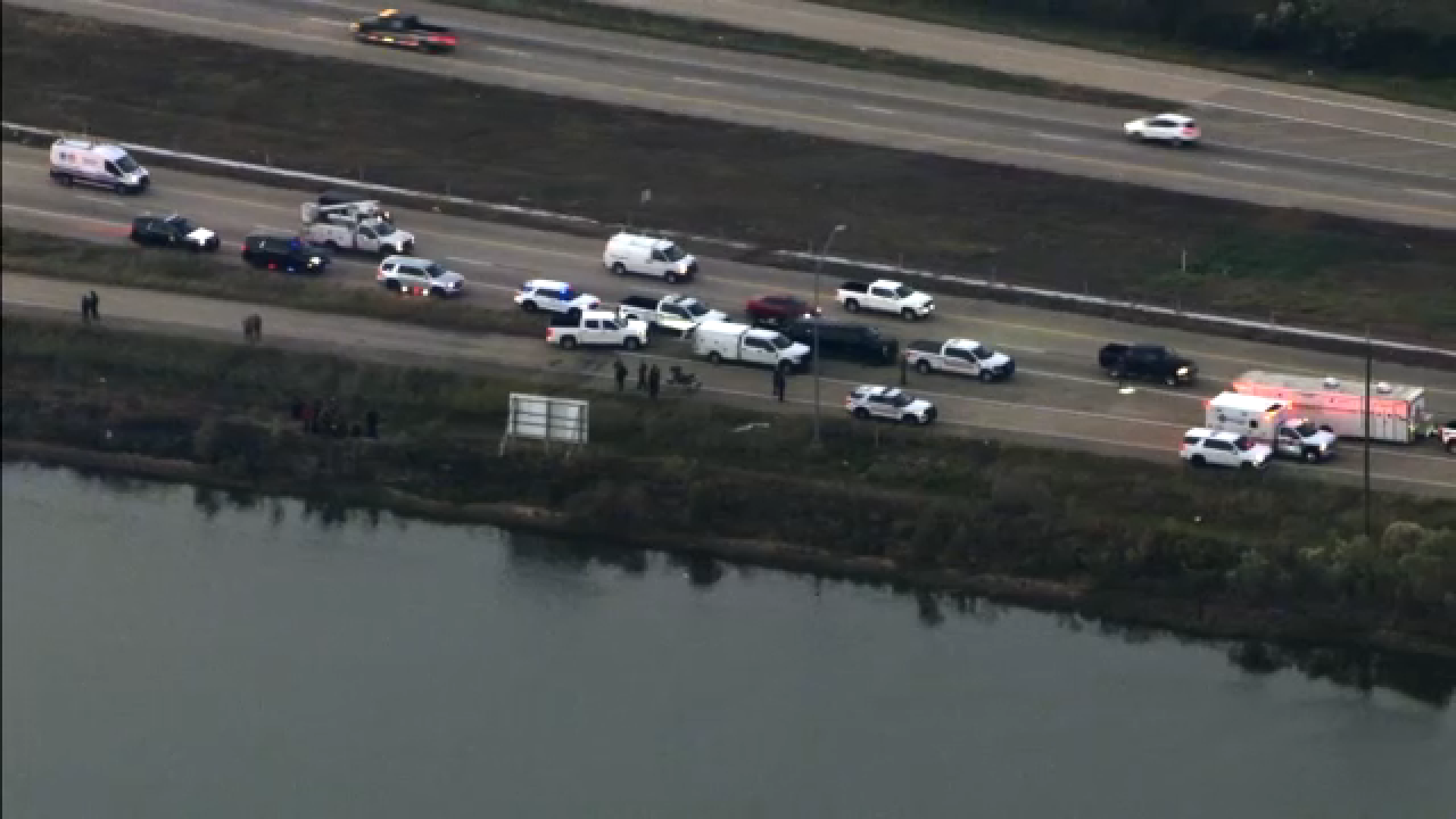 Driver in stolen car leads deputies on chase, crashes into lake near ...