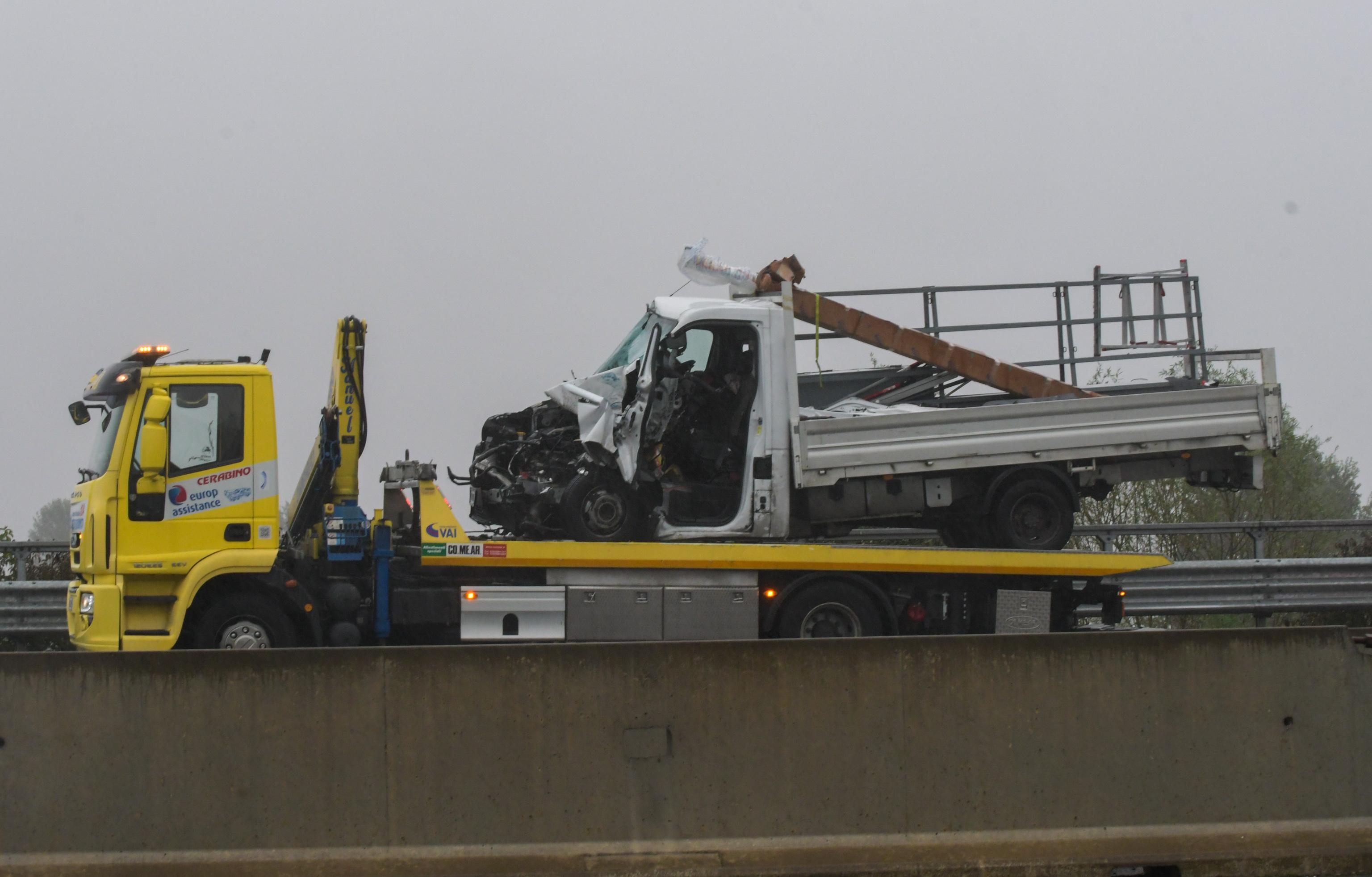 Incidente oggi in A58, scontro tra camion e furgone lungo la Teem: due ...