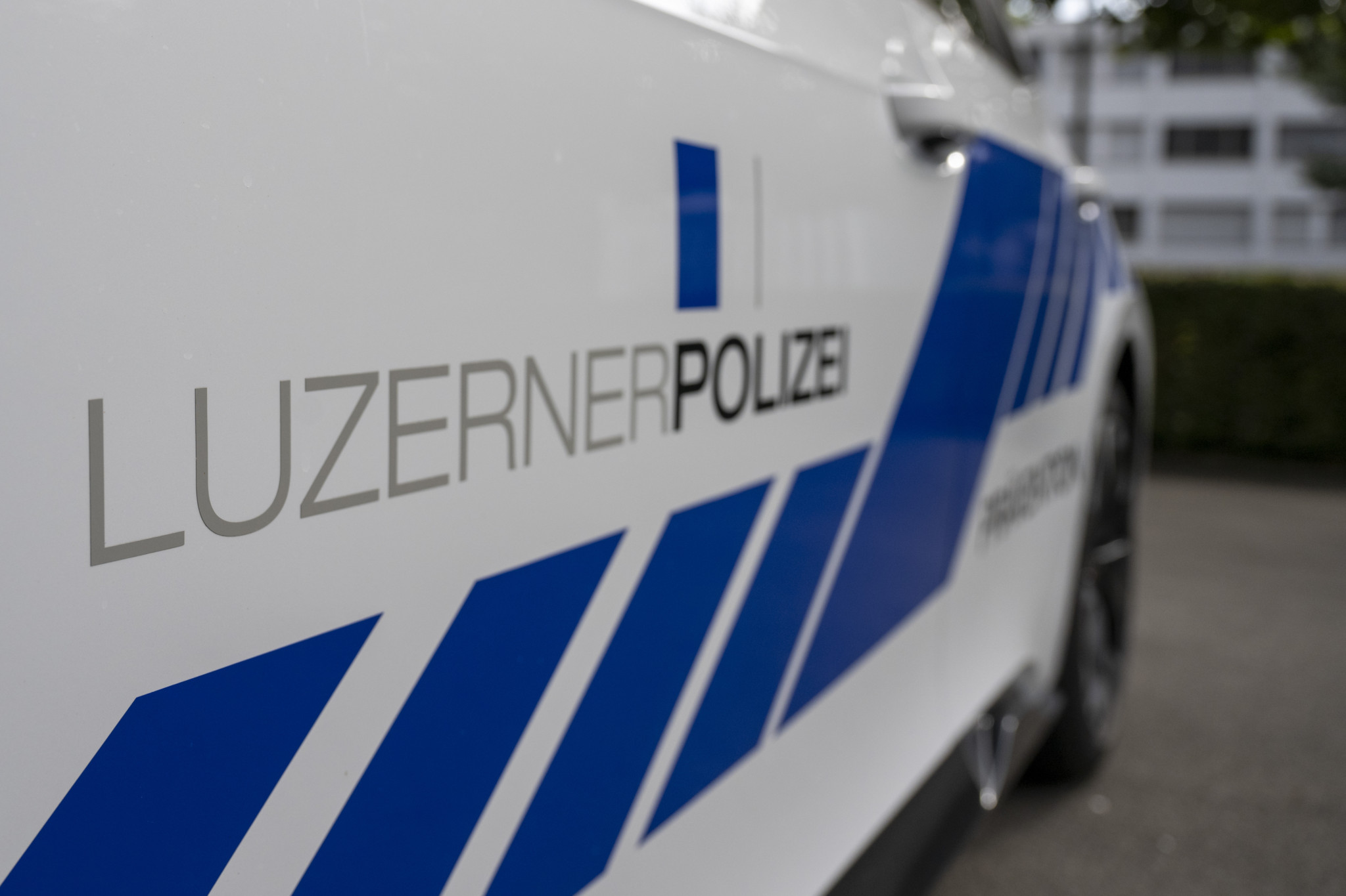 Il roule sans permis valable et échappe de justesse à l’accident