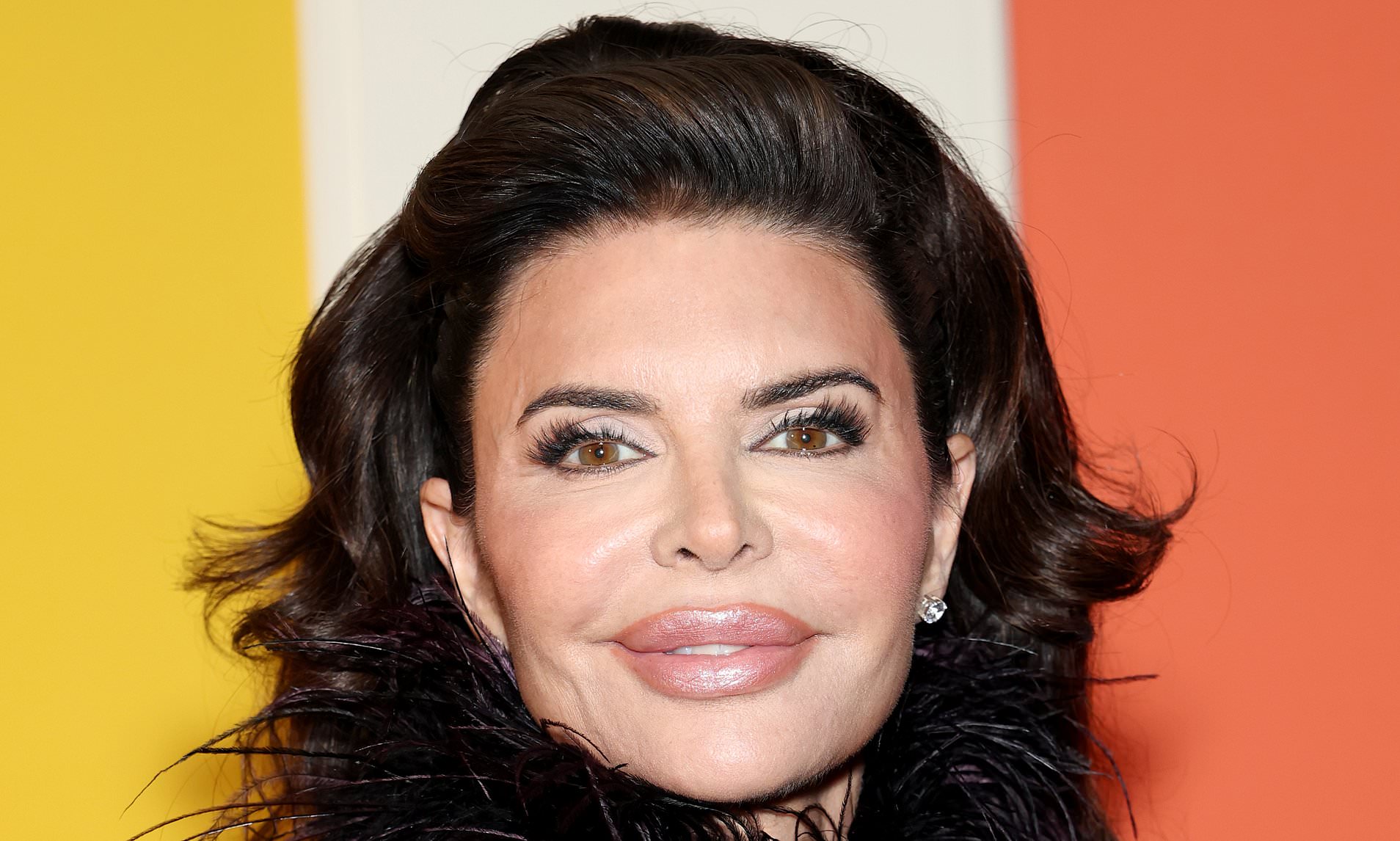 Lisa Rinna turns heads with dramatic transformation as she ditches(01)