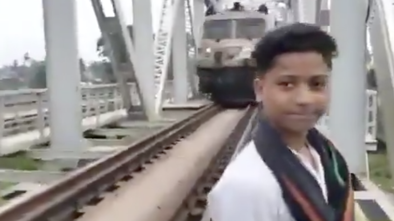 Train Hits Teen Filming Stunt For Viral Reel, Dies, Selfie Camera ...