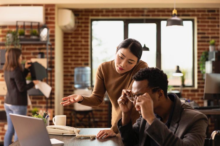 7 Sikap yang Mengurangi Rasa Hormat Orang pada Anda, Menurut Psikologi!