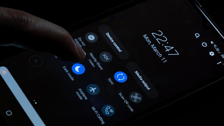 Somone turning on dark mode on a Samsung Galaxy phone