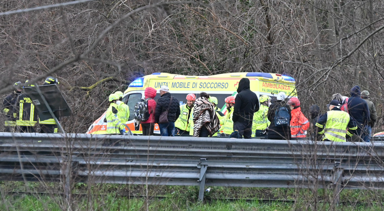 Furgone perde l'aderenza con l'asfalto sull'A22 e tampona un tir che ...