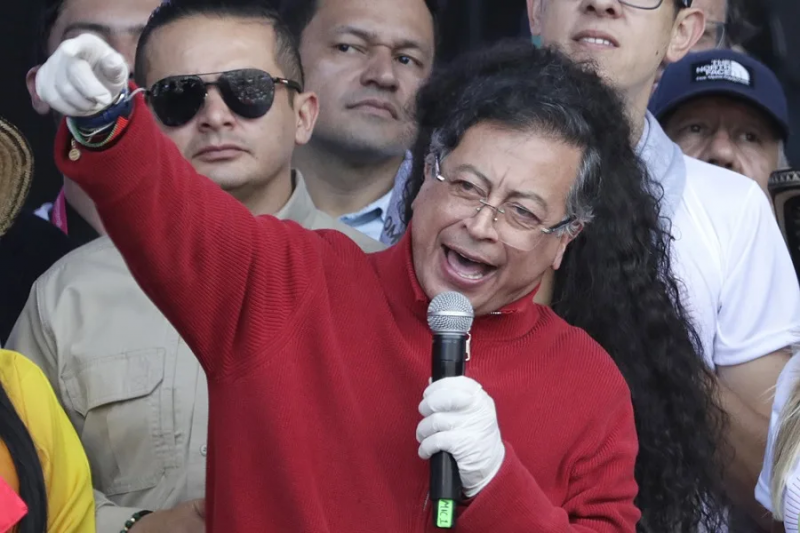 Gustavo Petro vuelve a buscar la reforma de la Constitución y llueven ...