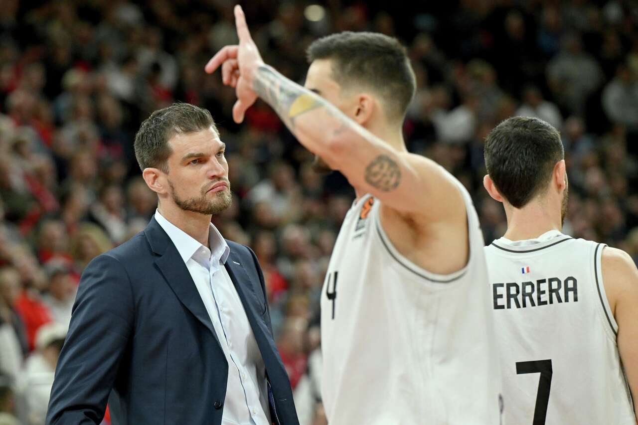 Former Spur named Blazers interim coach after Billups charged in ...