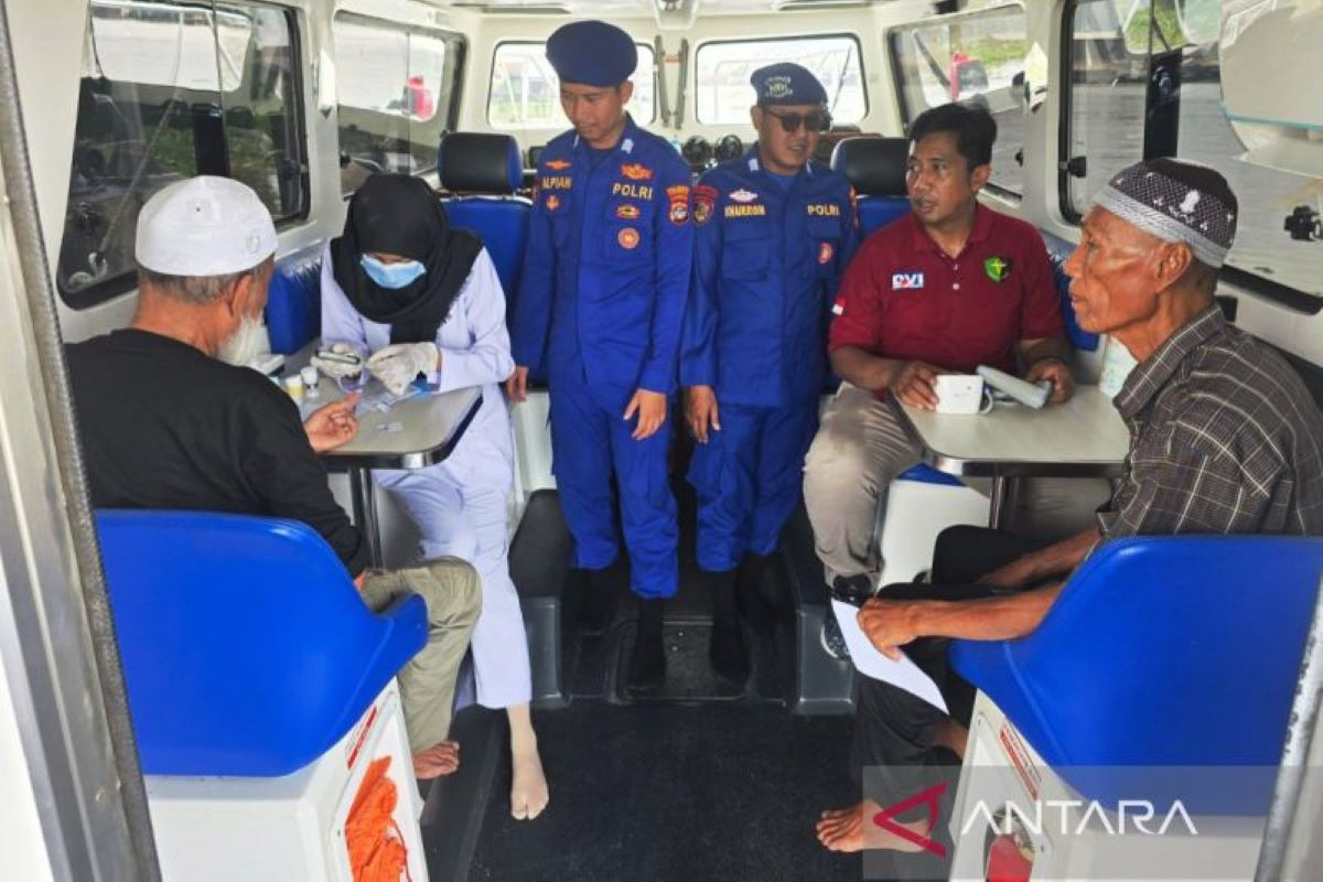 Polairud Banjarmasin Beri Layanan Kesehatan Gratis di Sungai Martapura