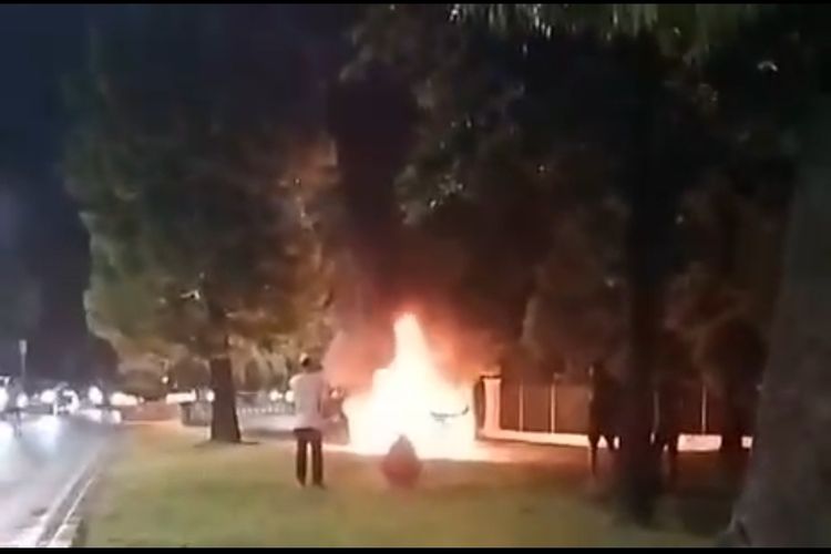 Mobil JakLingko Terbakar di Jatinegara, Diduga Korsleting Listrik