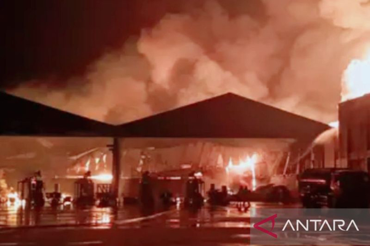 Gudang Limbah B3 Karawang Terbakar, Petugas Kesulitan Padamkan Api