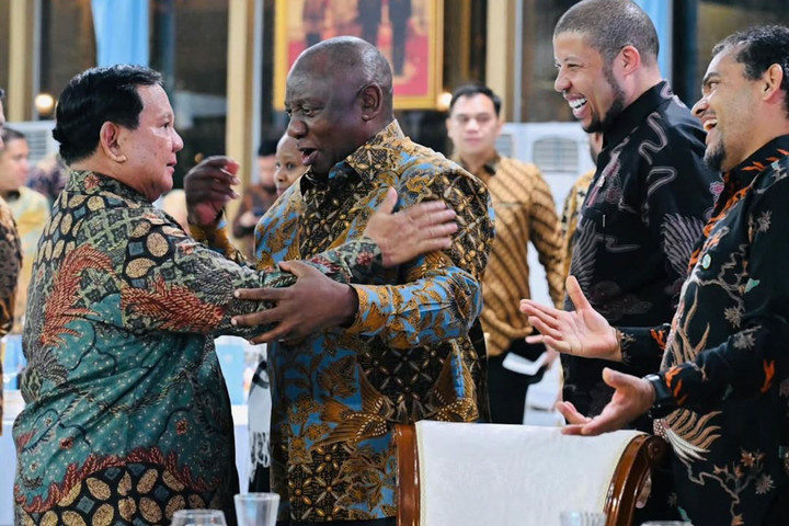 Seskab Teddy: Batik Hadiah Prabowo untuk Presiden Afsel, Tanda Persahabatan
