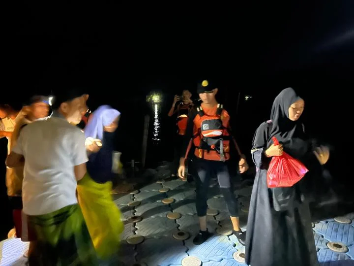 Kapal Terbakar, 90 Santri Terdampar di Sungai Tohor Kepulauan Meranti
