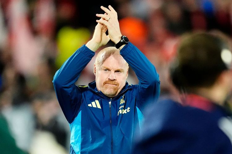 Dua Penalti Bawa Dyche Raih Kemenangan Pertama di Nottingham Forest