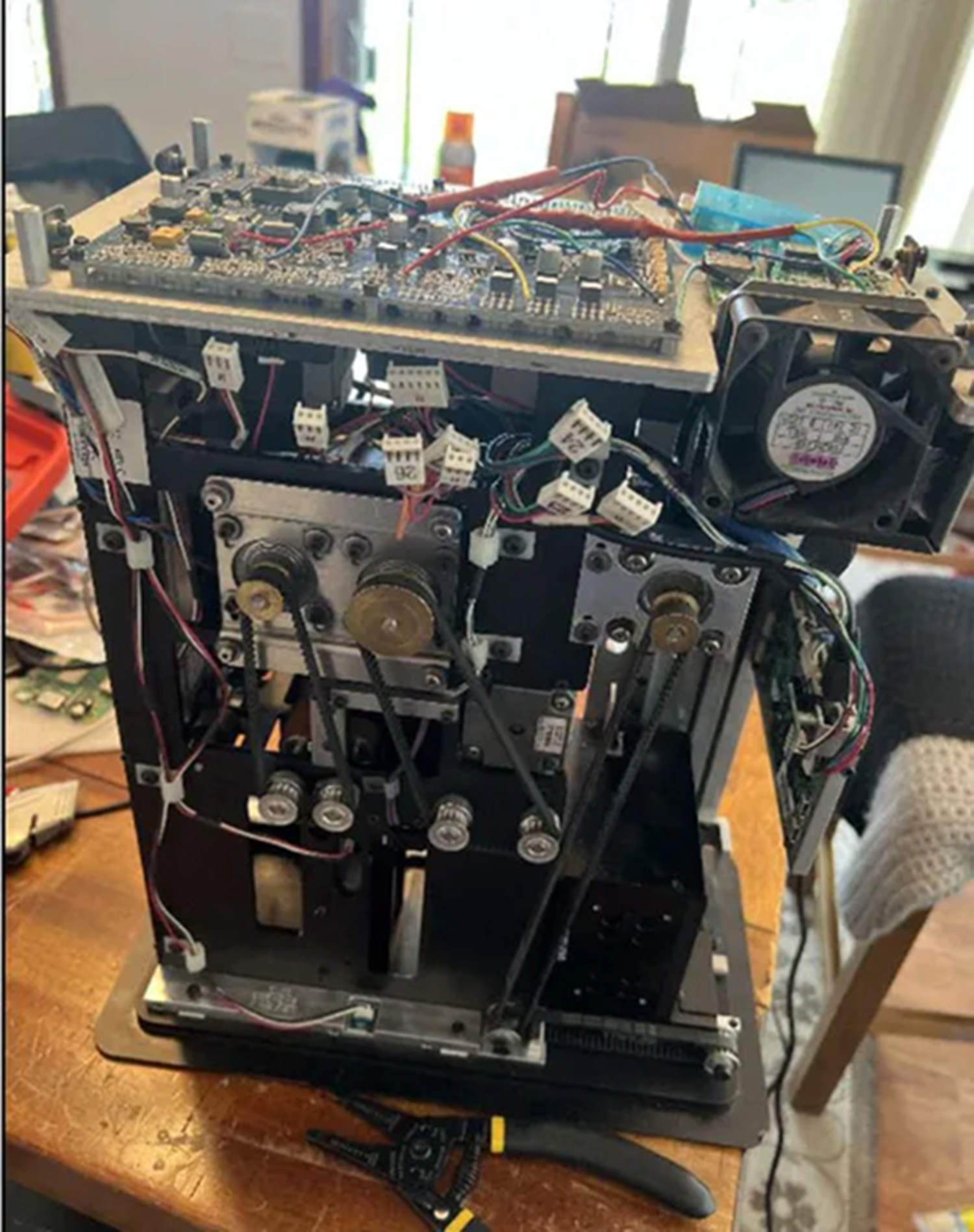 Image of a DeckMate 2 shuffler taken apart on a table, from defendant Shane Hennen's iCloud account. (U.S. Justice Department)