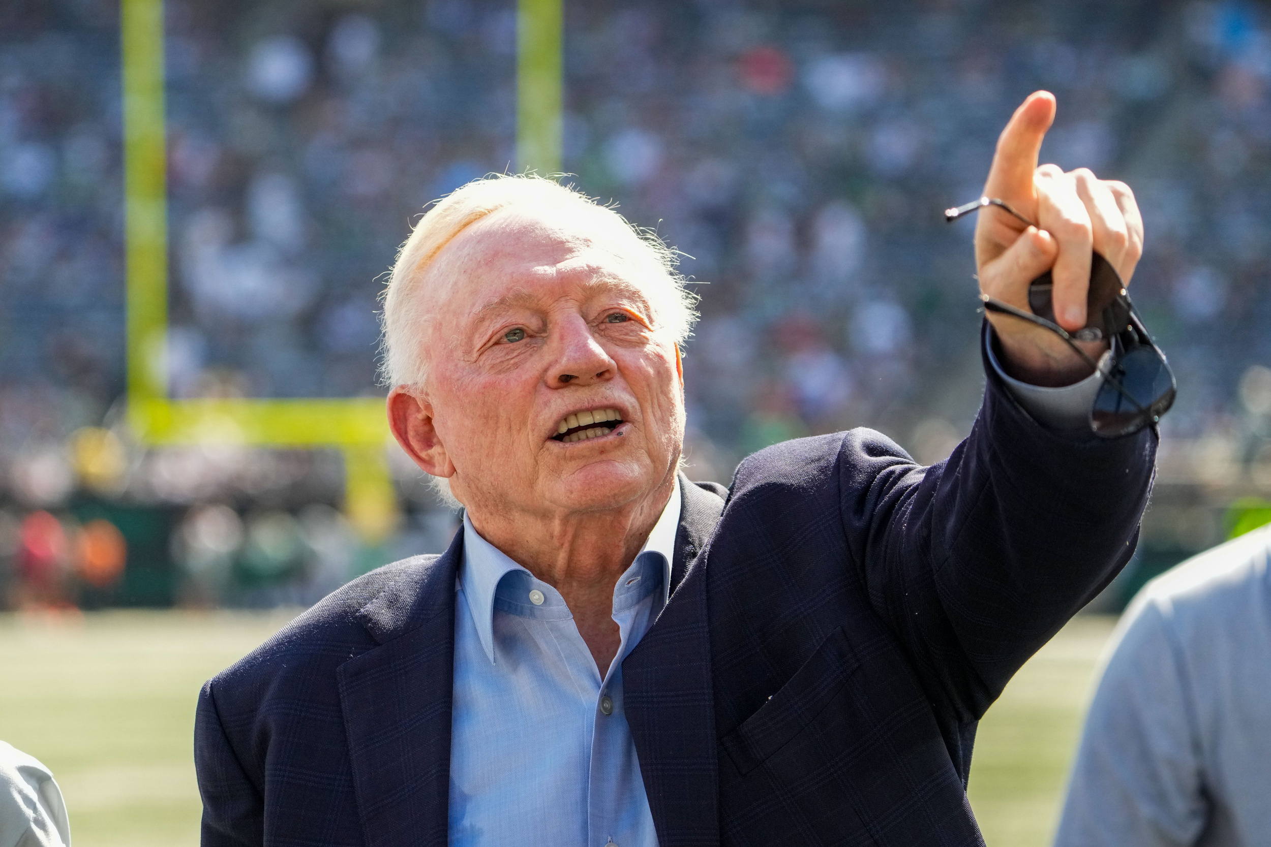 Cowboys' Jerry Jones may be aggressive at trade deadline amid two ...