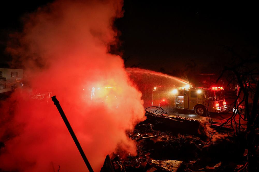 Damkar Padamkan Kebakaran Gudang Limbah Karawang dalam 8 Jam