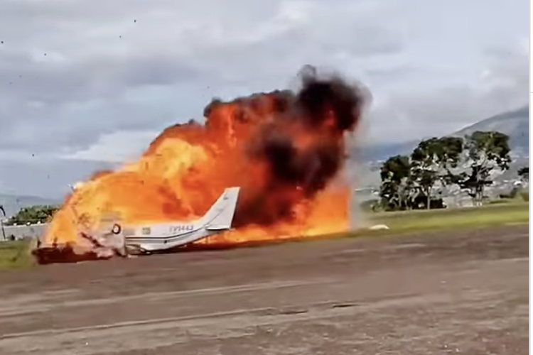 Detik-Detik Pesawat Jatuh Usai Take Off di Venezuela, Pilot Diduga Gagal Lakukan Manuver