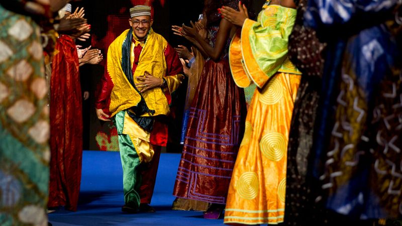 Alphadi, créateur nigérien, défile avec ses mannequins lors de la 10e Dakar Fashion Week à Dakar, le 16 juin 2012.