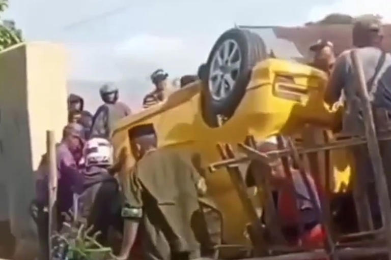 Toyota Agya kuning milik perwira Polisi pangkat AKP diamuk massa karena dipakai pelaku perampokan dan penyekapan di Dusun Pattiro, Desa Moncongkomba, Kecamatan Polongbangkeng Selatan, Kabupaten Takalar