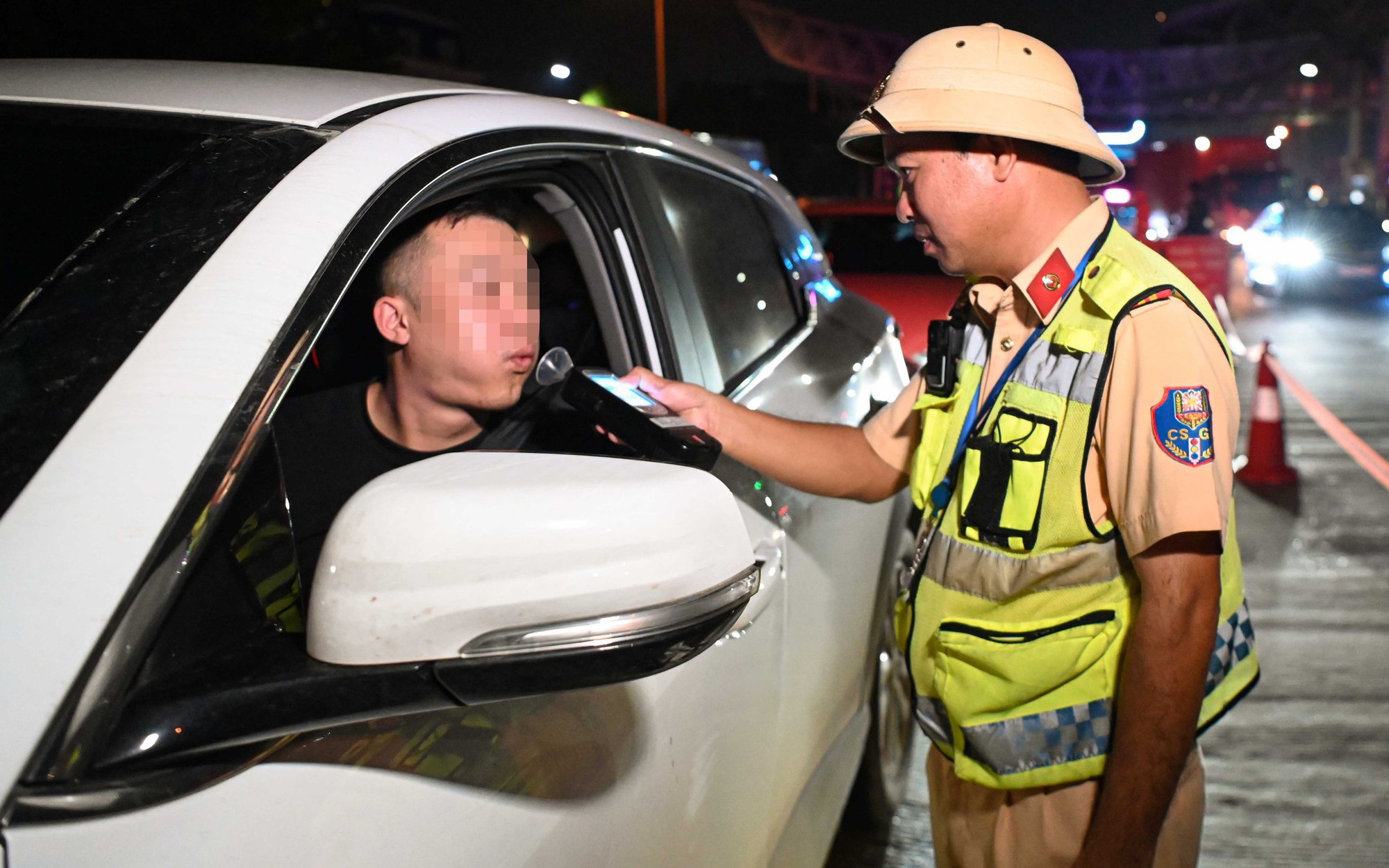 Cảnh sát ra hiệu dừng xe kiểm tra nồng độ cồn, tài xế lùi ô tô xuống ruộng