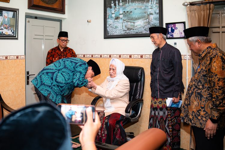 Ponpes Lirboyo Minta Trans 7 Perbaiki Program Saat Dikunjungi Chairul Tanjung