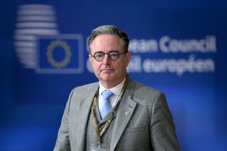Le Premier ministre Bart De Wever arrive pour le sommet des dirigeants de l'UE à Bruxelles, le 23 octobre 2025