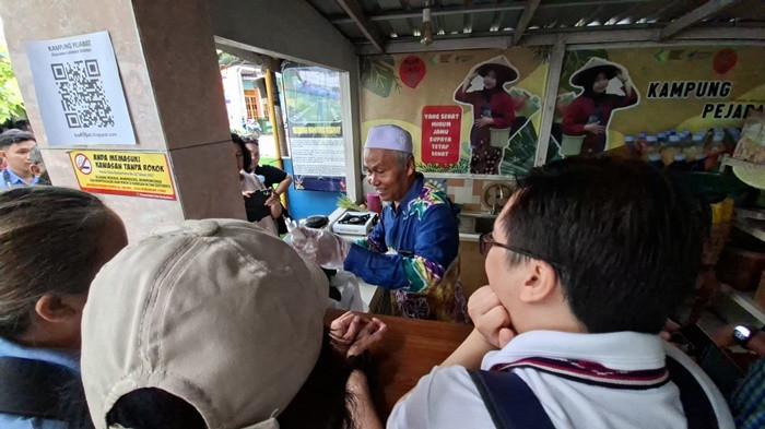 Tim Dosen PKM-CSR 2025 Nasional Kunjungi Kampung Jamu Loktabat, Pelajari Budaya Banjarbaru