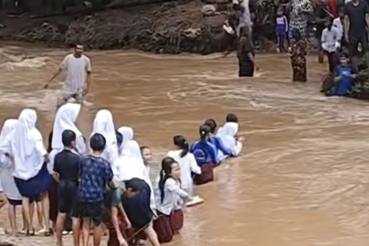 Anak Sekolah di Pandeglang Menyeberangi Sungai Deras, Pembangunan 90 Persen