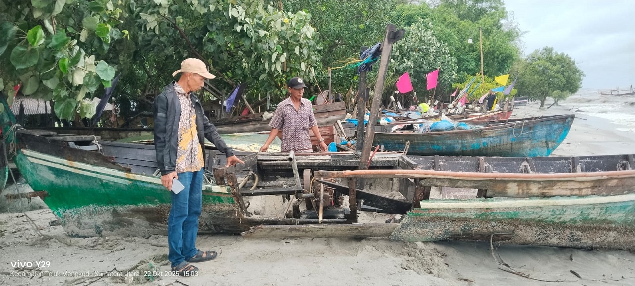 Ratusan Perahu Nelayan Rusak Diterjang Ombak