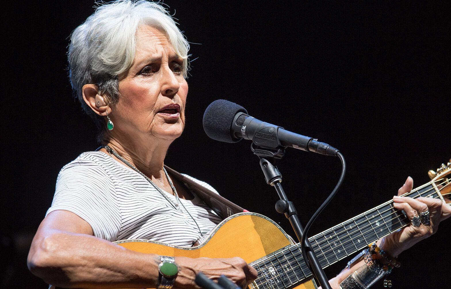 Joan Baez schreibt Gedicht über Donald Trumps Ego-Manie