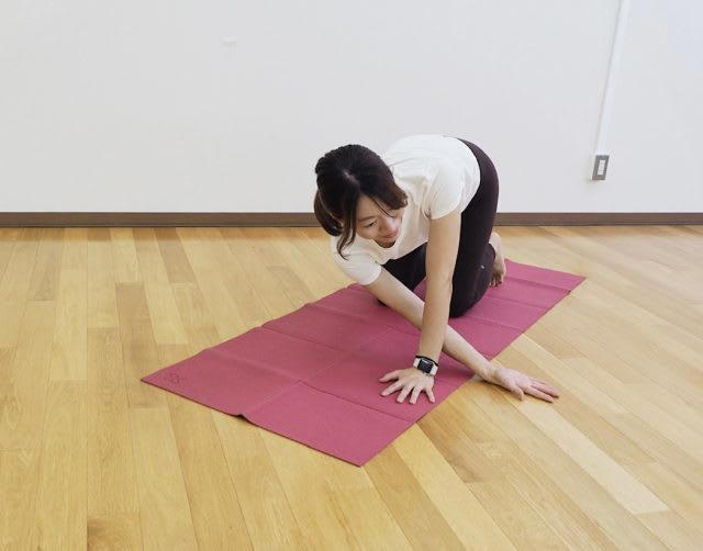 肩・背中をねじって伸ばす！寝起きのこりに効く「針の糸通しのポーズ」