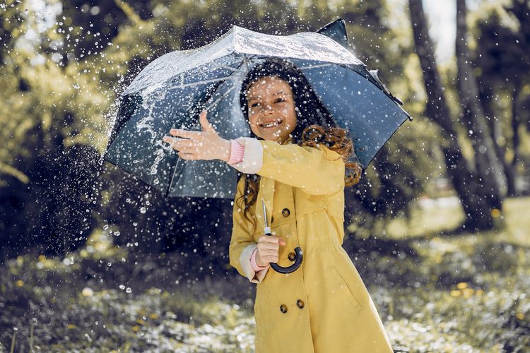 Mitos atau Fakta: Air Hujan Sebabkan Sakit Pilek, Demam, dan Flu?
