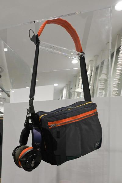 ダイソン×PORTERのコラボアイテム】銀座で独占先行公開、ヘッドフォン