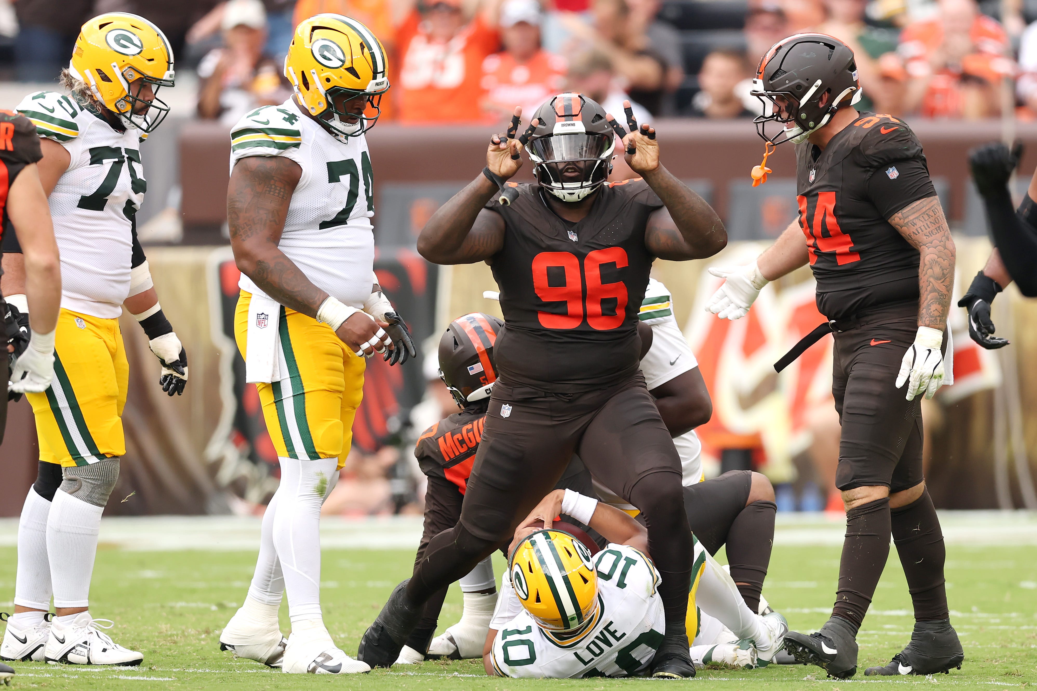 Browns defensive tackle Maliek Collins suffers leg injury; carted off