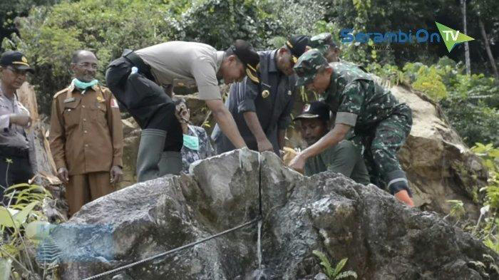 LOKASI BATU GIOK RAKSASA - Bupati Nagan Raya, TR Keumangan bersama Wabup, Ketua DPRK, Kapolres meninjau lokasi penemuan batu giok raksasa seberat 5.000 ton di hutan daerah Beutong, Kamis (23/10/2025). (SERAMBINEWS.COM)
