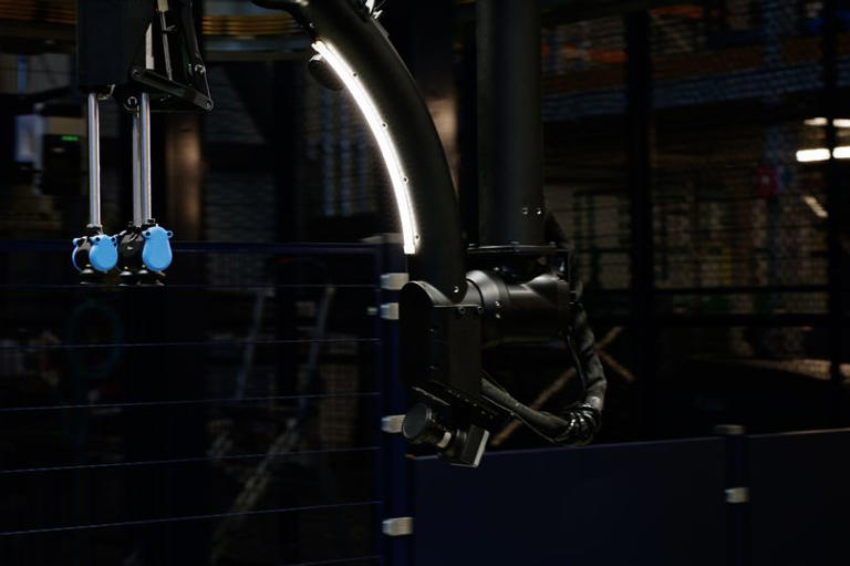 Amazon drivers get hi-tech specs to fix package nightmares and even ...