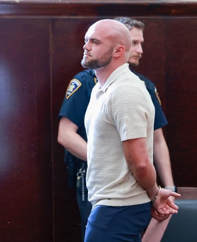 Tự bắn vào chân để đóng vai 'anh hùng' trước bạn gái