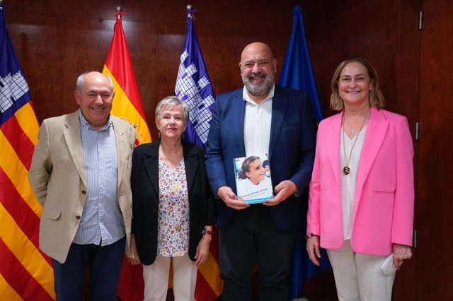 El alcalde de Palma recibe un ejemplar del libro del aniversario de ...