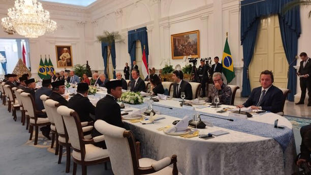 Wesley Batista, à direita, e Joesley Batista, ao fundo perto das bandeiras do Brasil, em reunião ampliada com os presidentes Lula e Prabowo Subianto no Palácio Merdeka, em Jacarta Foto: Felipe Frazão/Estadão