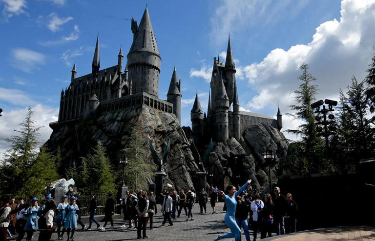 A Comcast Bid for Warner Bros. Makes Sense. But the Ellisons Will Be ...