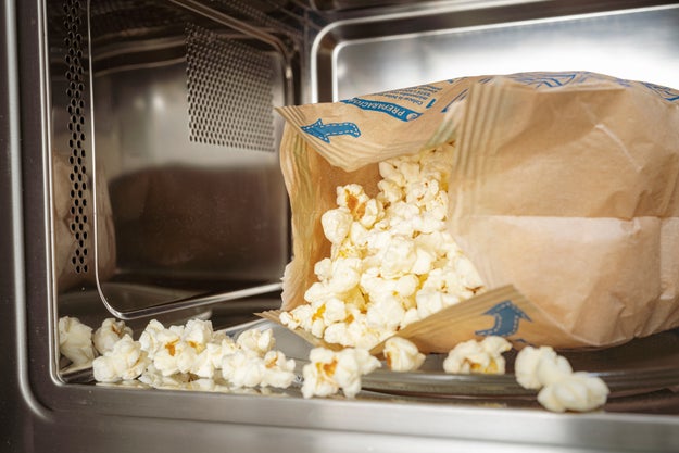 Experts Want Everyone To Know How To Spot This 1 Major Microwave ...